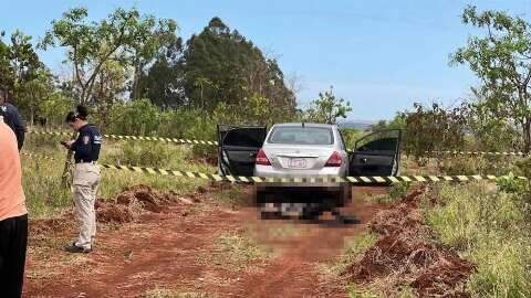 Homem &eacute; encontrado morto a tiros e com parte do corpo carbonizado na fronteira
