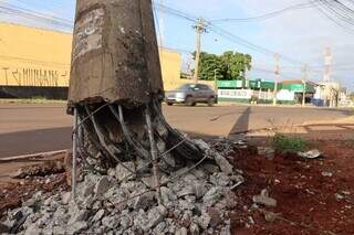 C&acirc;mera registra momento em que poste "explode" ap&oacute;s acidente na Joaquim Murtinho