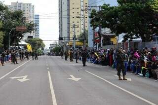 Com cobertores e casacos, p&uacute;blico enfrenta frio para acompanhar desfile c&iacute;vico 
