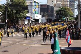 Com cobertores e casacos, p&uacute;blico enfrenta frio para acompanhar desfile c&iacute;vico 