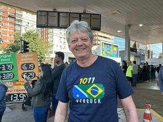 De santinho em santinho, candidatos aproveitam desfile para buscar votos De santinho em santinho, candidatos aproveitam desfile para buscar votos