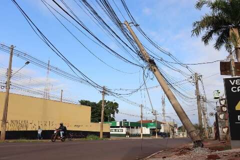 Terceiro poste em 24 horas &eacute; derrubado ap&oacute;s acidente com caminhonete