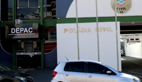 Ladr&atilde;o entra em garagem, leva Corolla e abandona outro carro na rua 