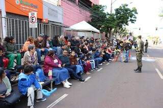 Com cobertores e casacos, p&uacute;blico enfrenta frio para acompanhar desfile c&iacute;vico 
