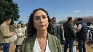 Com bal&otilde;es e fitas brancas, grupo faz ato contra polariza&ccedil;&atilde;o pol&iacute;tica na Capital