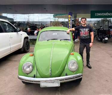 Ferrari atrai olhares, mas Fusca 'Abacat&atilde;o' faz mais gente sorrir