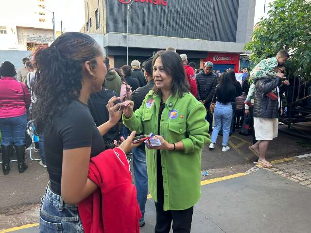 De santinho em santinho, candidatos aproveitam desfile para buscar votos