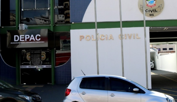 Ladr&atilde;o entra em garagem, leva Corolla e abandona outro carro na rua 
