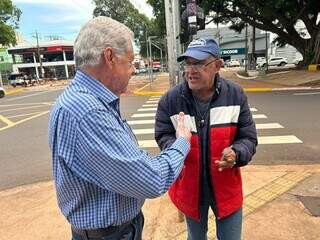De santinho em santinho, candidatos aproveitam desfile para buscar votos De santinho em santinho, candidatos aproveitam desfile para buscar votos
