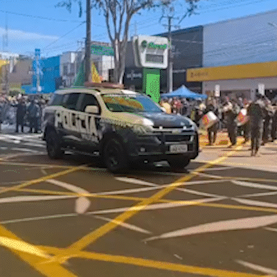 Vinte e dois mil douradenses enfrentam frio para ver desfile c&iacute;vico