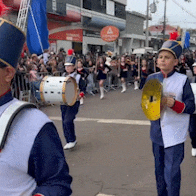 Desfile c&iacute;vico re&uacute;ne escolas, militares e at&eacute; paraguaios em Ponta Por&atilde;