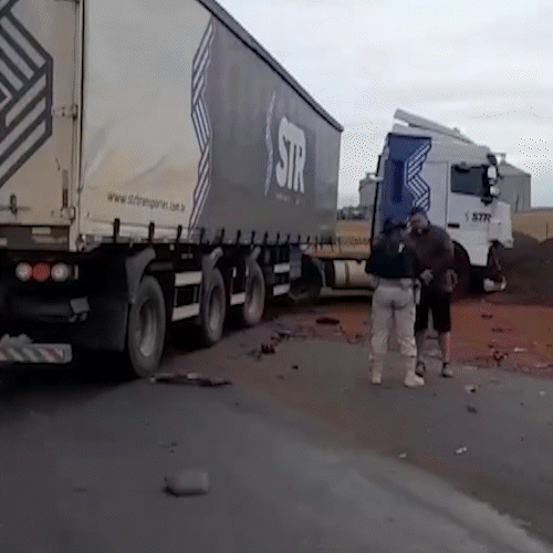 Acidente entre caminhonete e carreta deixa condutor e 2 adolescentes mortos