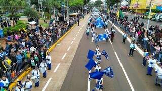 Vinte e dois mil douradenses enfrentam frio para ver desfile cívico Vinte e dois mil douradenses enfrentam frio para ver desfile cívico