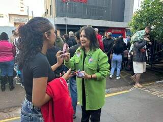 De santinho em santinho, candidatos aproveitam desfile para buscar votos De santinho em santinho, candidatos aproveitam desfile para buscar votos
