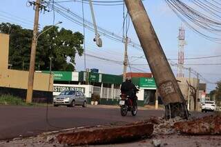 Mais um poste &eacute; atingido por ve&iacute;culo em Campo Grande; 3&ordm; em 24h