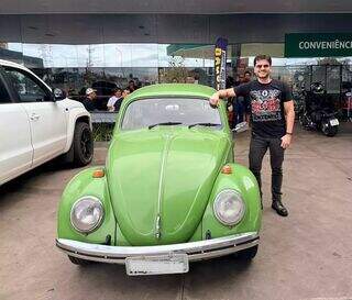 Ferrari atrai olhares, mas Fusca 'Abacatão' faz mais gente sorrir