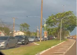 Sem&aacute;foros desligados provocam caos, acidente e engarrafamento em avenida