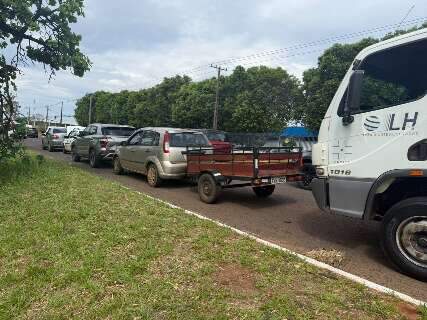 Cinco carros e um caminh&atilde;o se envolvem em engavetamento na Ministro Jo&atilde;o Arinos