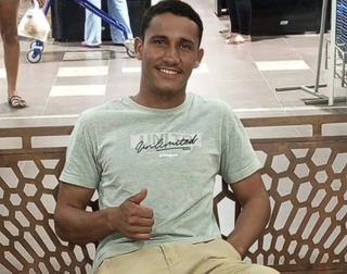 Jovem de 21 anos é executado a tiros no meio da rua e suspeito é preso Jovem de 21 anos é executado a tiros no meio da rua e suspeito é preso