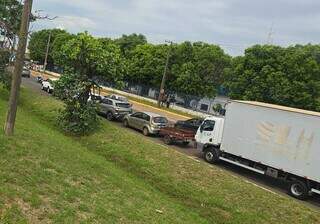 Caminhão atinge fila e provoca engavetamento com seis veículos na João Arinos Caminhão atinge fila e provoca engavetamento com seis veículos na João Arinos