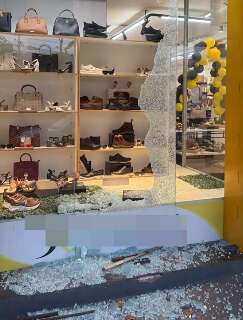 Com peda&ccedil;o de concreto, ladr&atilde;o quebra vitrine e furta loja no Centro