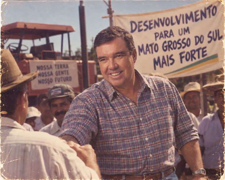 Eduardo Riedel – Riedel ganhou cenário rural na viagem aos anos 80, de camisa xadrez, entre trabalhadores e até trator ao fundo.