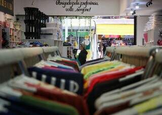 Loja f&iacute;sica ainda vence internet na compra de roupas, aponta enquete