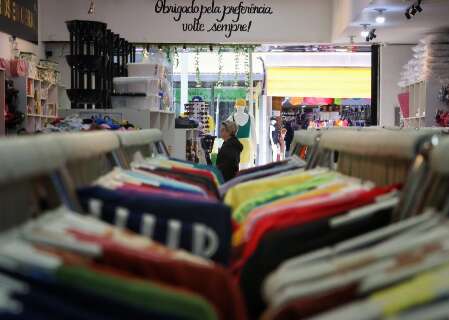Loja f&iacute;sica ainda vence internet na compra de roupas, aponta enquete