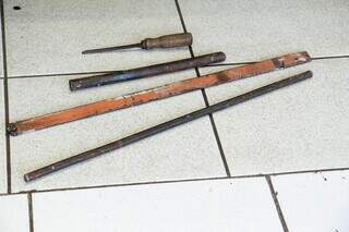 Com pedaço de concreto, ladrão quebra vitrine e furta loja no Centro Com pedaço de concreto, ladrão quebra vitrine e furta loja no Centro