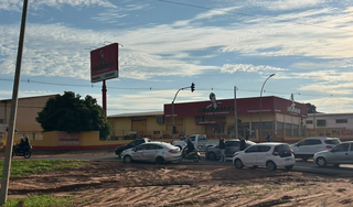 Sem&aacute;foros desligados provocam caos, acidente e engarrafamento em avenida