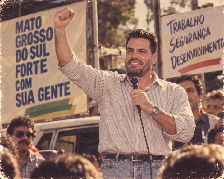 Capitão Contar – Microfone com fio, jeans de cintura alta e comício de rua compõem a versão oitentista de Contar criada por IA.