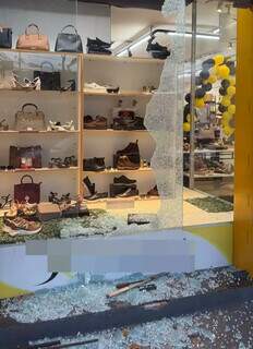 Com pedaço de concreto, ladrão quebra vitrine e furta loja no Centro Com pedaço de concreto, ladrão quebra vitrine e furta loja no Centro