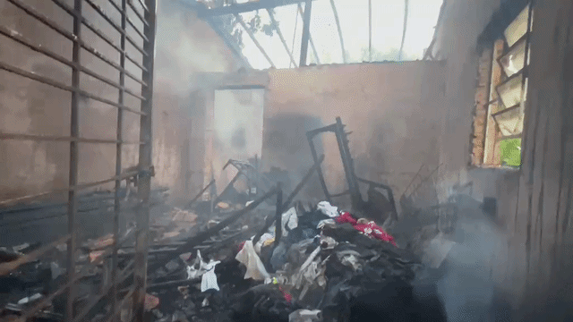 Casa &eacute; destru&iacute;da por inc&ecirc;ndio na Vila Olinda; h&aacute; suspeita de crime