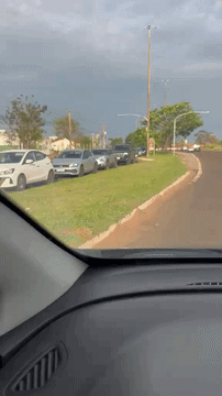 Sem&aacute;foros desligados provocam caos, acidente e engarrafamento em avenida
