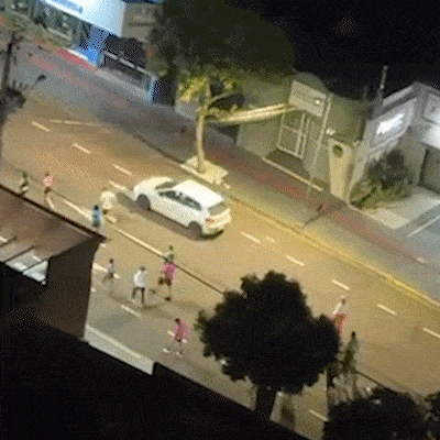 Corrida divide pista com carros e motos durante evento no Centro