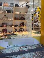 Com pedaço de concreto, ladrão quebra vitrine e furta loja no Centro