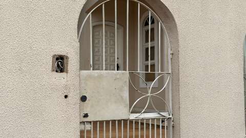 Dona casa de prostitui&ccedil;&atilde;o &eacute; solta, mas n&atilde;o pode se aproximar de adolescentes