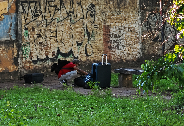 Ladr&atilde;o invade casa, foge com malas e &eacute; preso, mas pol&iacute;cia procura arma furtada