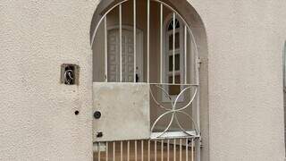 Dona casa de prostitui&ccedil;&atilde;o &eacute; solta, mas n&atilde;o pode se aproximar de adolescentes
