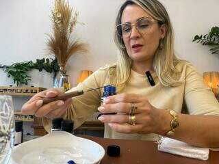 Luto inspira pintura de ta&ccedil;as em loja escondida dentro de clube de tiro