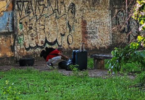 Ladr&atilde;o invade casa, foge com malas e &eacute; preso, mas pol&iacute;cia procura arma furtada
