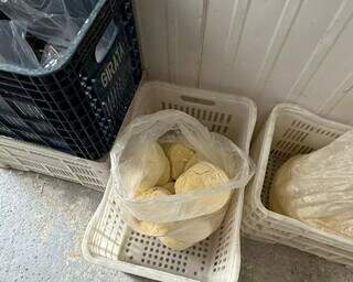 Vigilância apreende 60 kg de chipas produzidas com queijo de origem desconhecida Vigilância apreende 60 kg de chipas produzidas com queijo de origem desconhecida