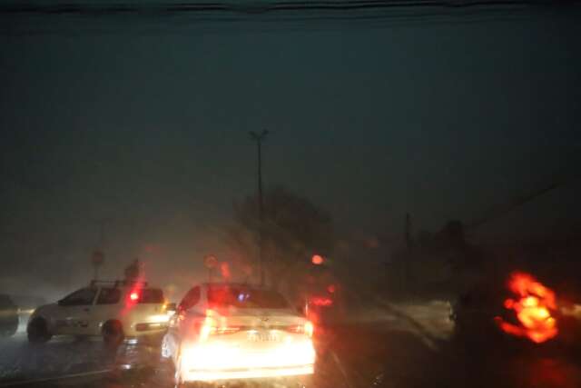 Tempestade derruba energia nos "quatro cantos" de Campo Grande