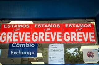 Sem senha para pagar contas, cliente encontra Caixa fechada durante greve Sem senha para pagar contas, cliente encontra Caixa fechada durante greve