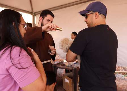 Elei&ccedil;&otilde;es e missas de domingo antecipam b&ecirc;n&ccedil;&atilde;o de S&atilde;o Francisco para animais