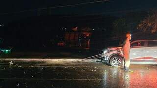 Poste cai, pega fogo e motorista fica presa em carro sob fios elétricos Poste cai, pega fogo e motorista fica presa em carro sob fios elétricos