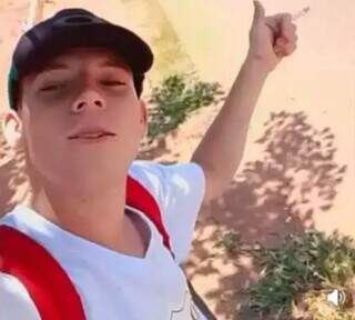 Morre jovem que pediu ajuda em conveniência após ser esfaqueado Morre jovem que pediu ajuda em conveniência após ser esfaqueado
