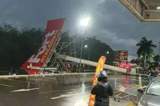 Temporal com granizo derruba letreiro de atacadista em avenida