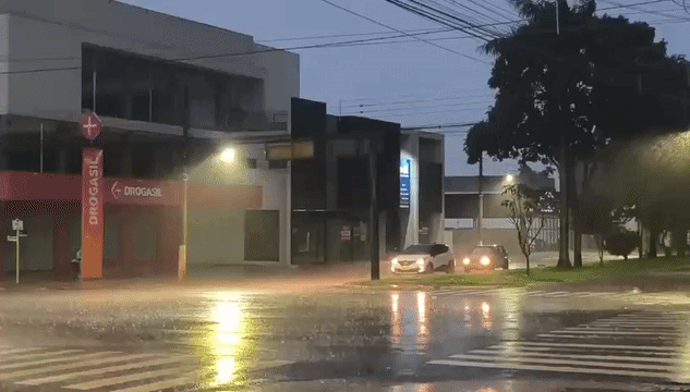 Dourados amanhece com chuva forte e rajadas de vento