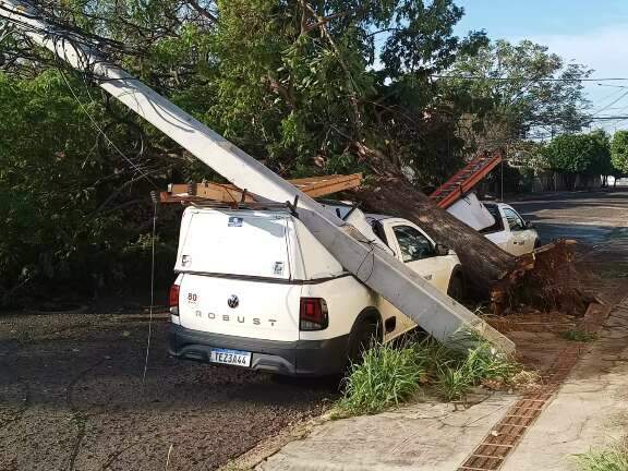 Ap&oacute;s 12h, ruas seguem bloqueadas, com carros e casas sob &aacute;rvores e postes 